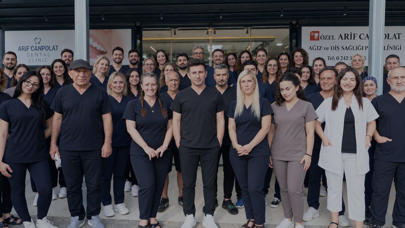 Dental Clinic Arif Canpolat ekibi klinik önünde